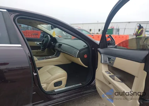 2015 Jaguar Xf 2.0T Premium z USA, uszkodzony, nr VIN SAJWA0FS0FPU79313